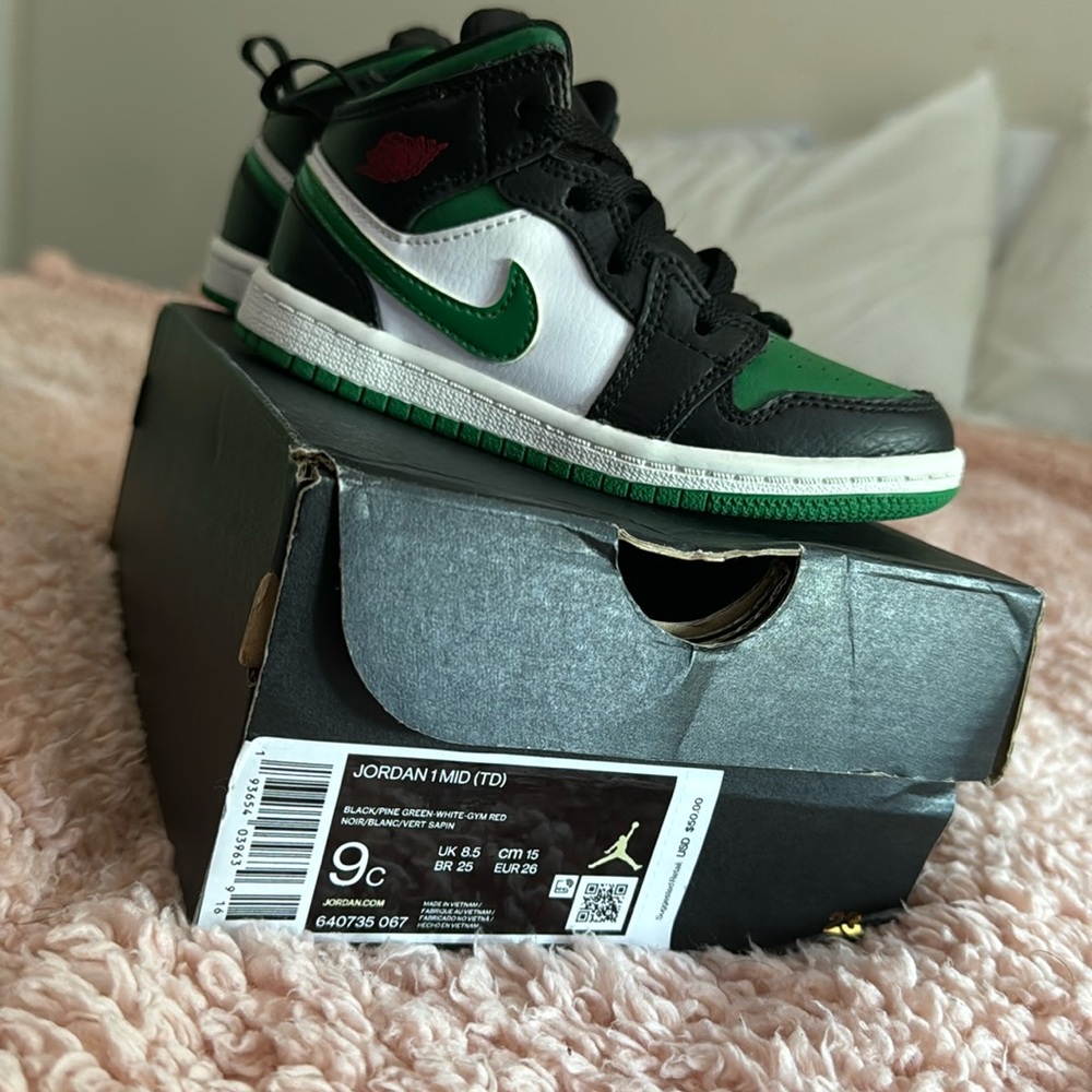 Youth Jordan 1 mid